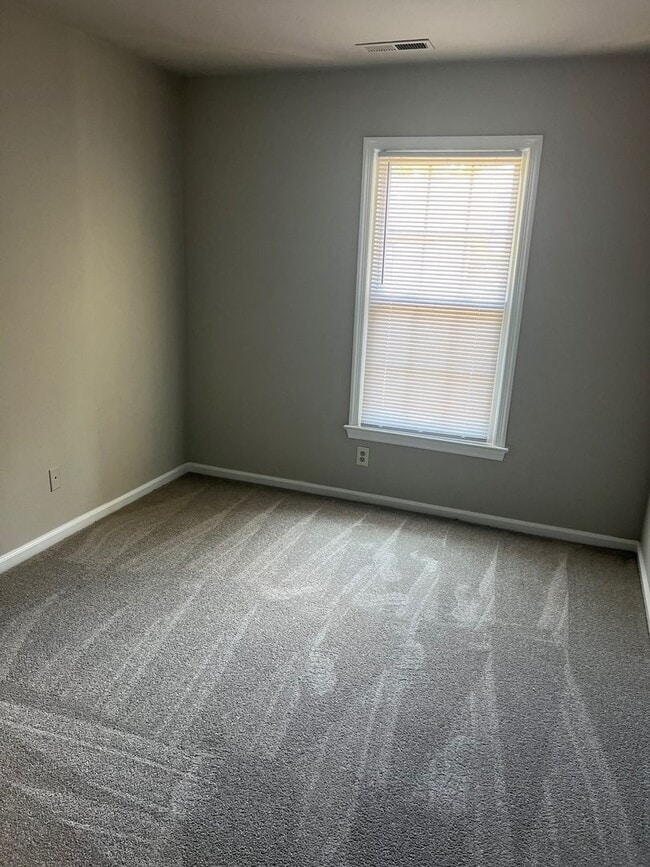 Building Photo - Totally Rehab Townhome