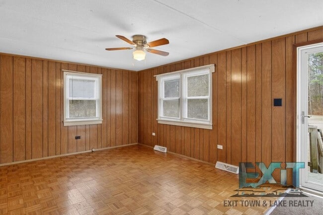 Building Photo - 3 Bedroom, 1 Bath Home Available