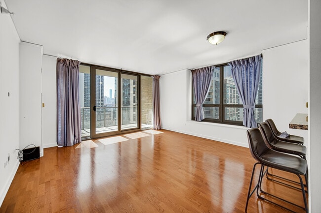 Building Photo - 420 E Waterside Dr