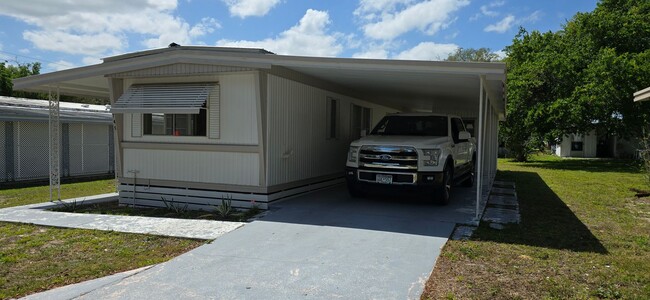 Building Photo - 55+ community, 2 bed 2 baths with carport