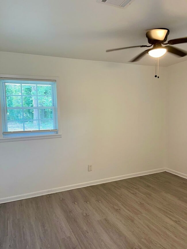 Building Photo - Spacious 3 Bedroom Ranch Under $1,400!