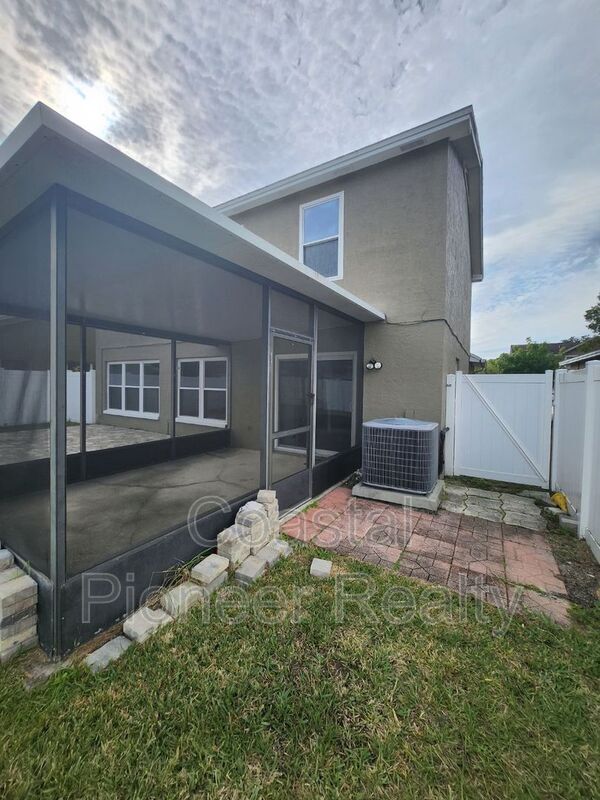 Building Photo - 10121 Sea spray Pl