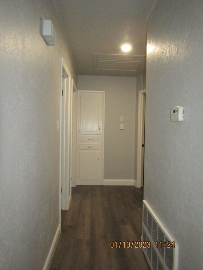 Building Photo - Great home located on the eastside, walking distance to MacArthur Schools.