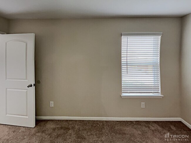 Building Photo - 425 Palomino Stand Dr