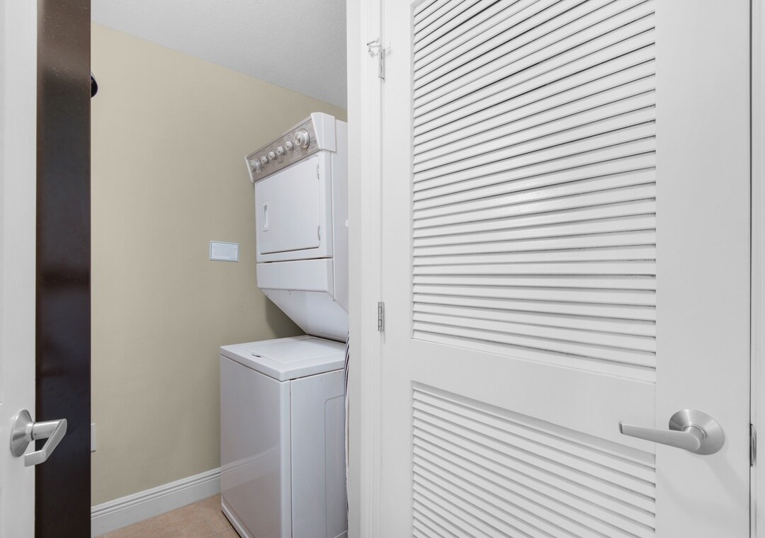 Laundry-Washer/Dryer Combo - 122 Seascape Dr