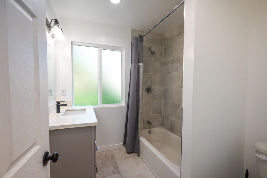 Building Photo - 270 E Penn St