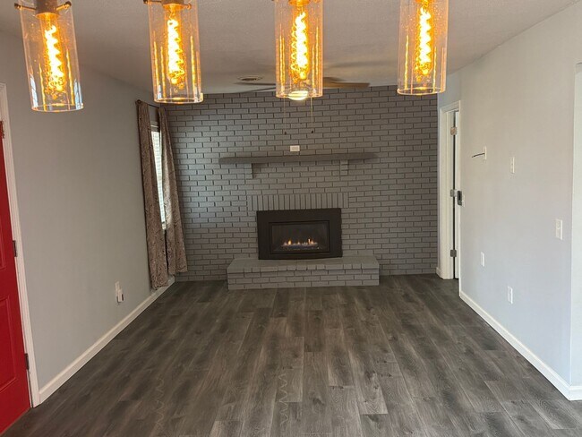 Building Photo - Check Out this price! Get it before it is gone!