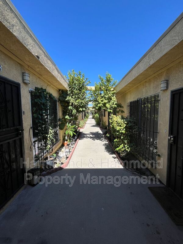 Building Photo - 7924 Laurel Canyon Blvd