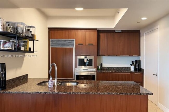 Building Photo - 15901 Collins Ave