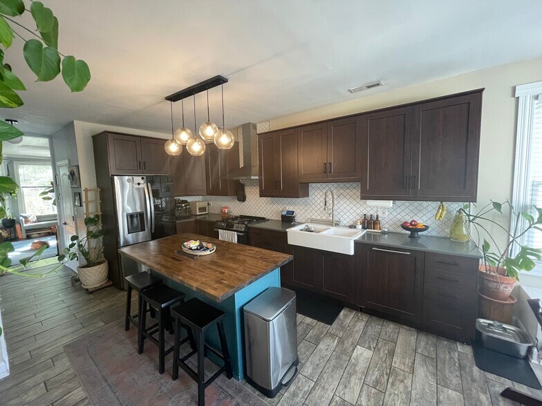 KITCHEN - 2742 N Lawndale Ave