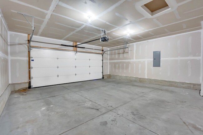 Building Photo - Modern Elegance Beckons at Summerland Park...
