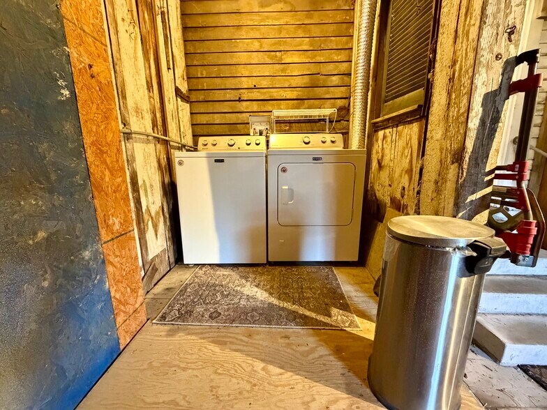 Laundry - 2420 Jena St