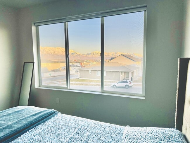 Building Photo - 2687 N Snowberry Dr