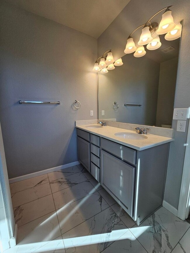 Building Photo - Contemporary townhome in Great Location