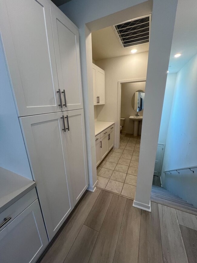 Building Photo - Move-In Special! 2 Weeks Free Rent – Moder...