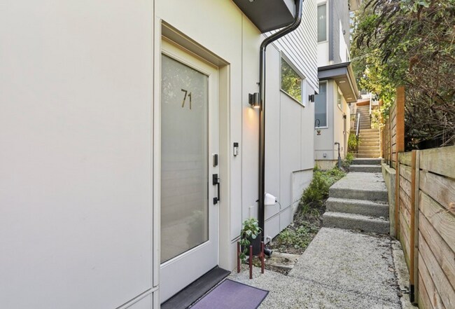 Building Photo - Three-Bedroom Townhouse Close to Seattle Pacific University!!!