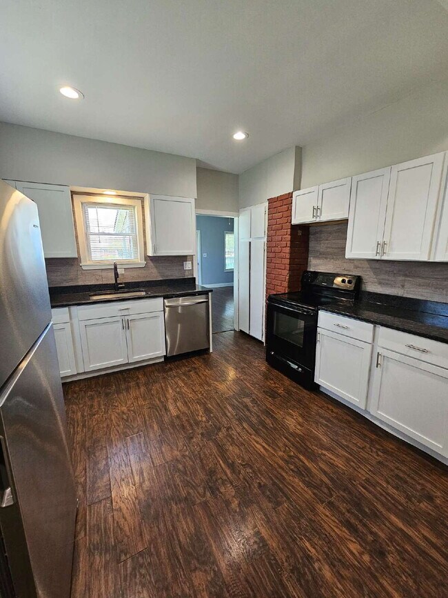 Building Photo - Duplex - 2 Bedroom, 2 Full Bathrooms and a 2 Car Garage. Updated Living Space with Hardwood Floor...