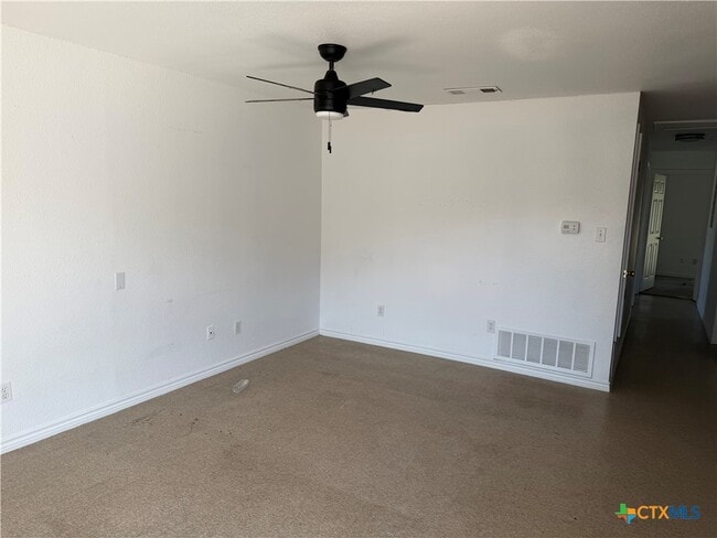 Building Photo - 809 W Avenue D