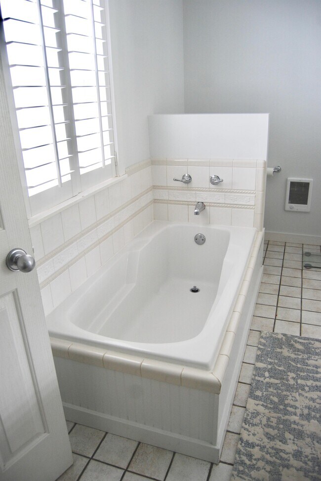 Building Photo - 555 S 800 E
