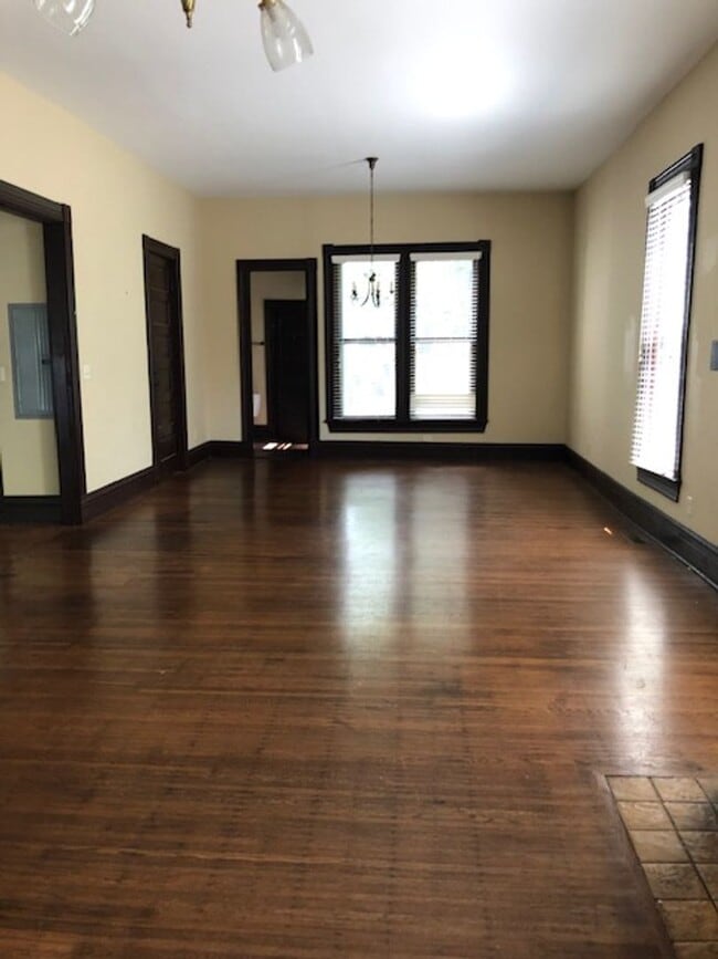 Building Photo - Great historical home! PRICE LOWERED to $2395- walking distance to downtown & WKU