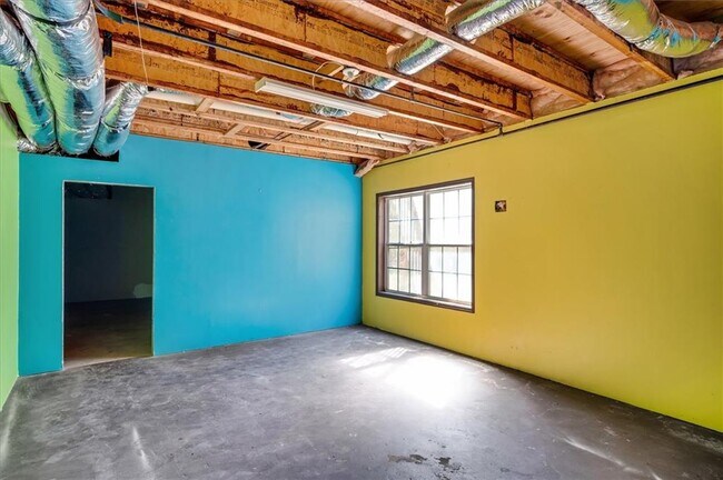 Building Photo - 11585 Crossington Rd