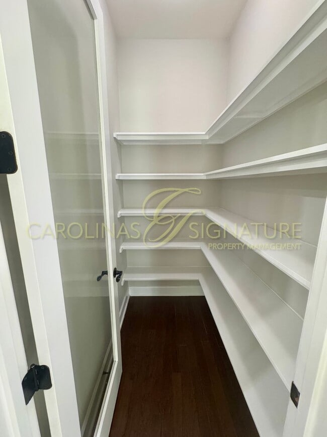 Building Photo - Move-In Ready Family Home. Prime Location, Updated Features