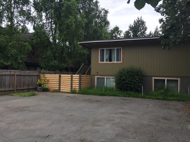 Shared parking- tandem style - 2536 Forest Park Dr