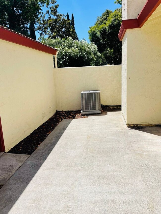 Building Photo - Gorgeous Completely Remodeled Single Story 2bed/2 bath Condo in Davis