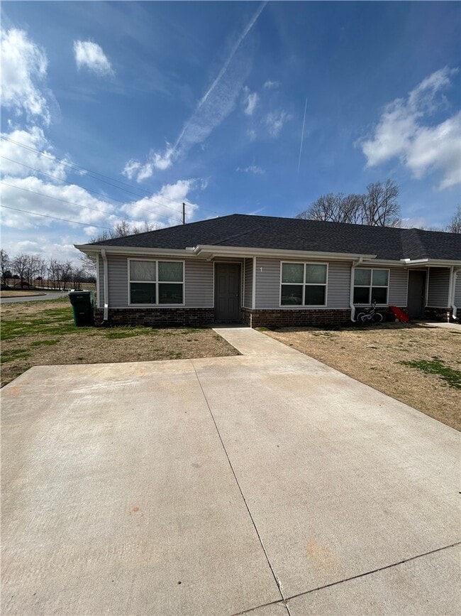 Building Photo - 644 Hidden Springs Dr