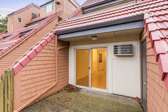 Building Photo - Desirable Lake Oswego Condo 1Bed/1Bath - Mt Park