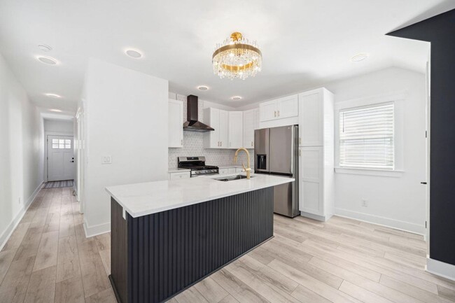 Building Photo - Gorgeous Renovated Downtown Charleston Home