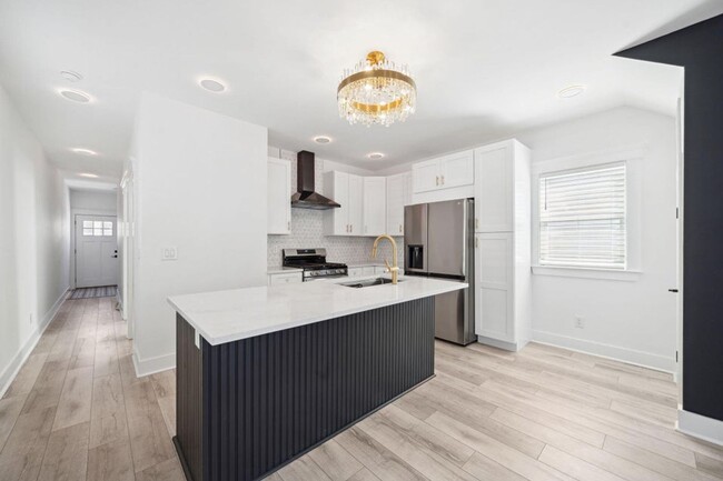 Building Photo - Tastefully Renovated Downtown Charleston Home
