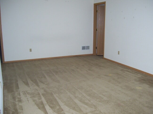 Building Photo - Spacious 3 bedroom, 2 bathroom duplex!