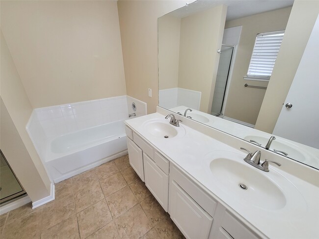 Building Photo - 3014 Millers Oak Ln