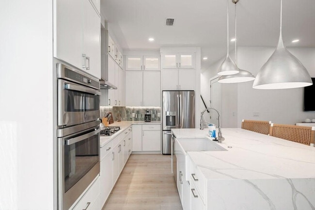 Building Photo - 31 Sarah St