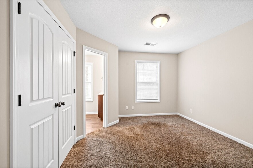 Building Photo - 1560 E Knollwood Cir