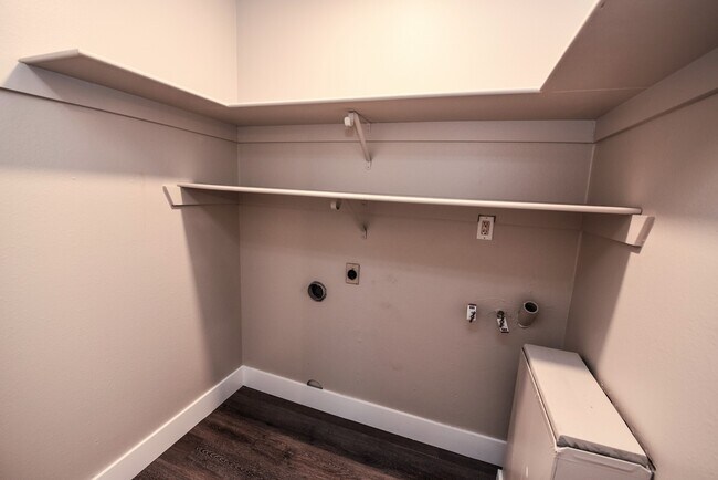 Building Photo - 2455 Knollwood Dr