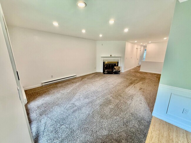Building Photo - Charming 3 BR / 2 BA Top-Floor Condo | Blackberry Hill Village