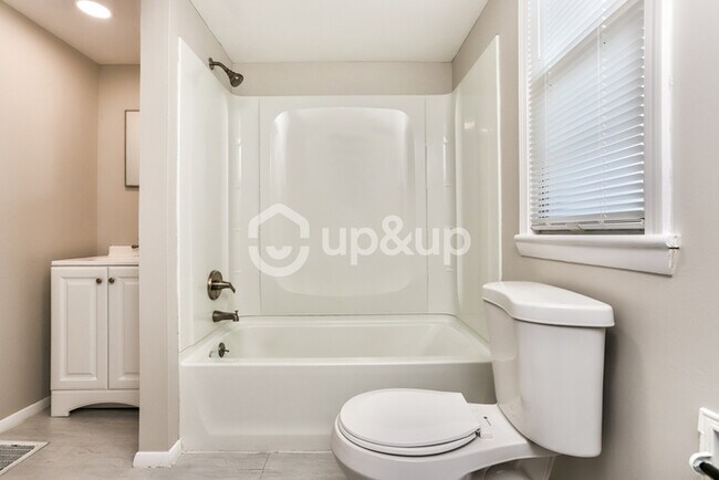 Building Photo - Fantastic 2bd/1ba home! Let yourself in!