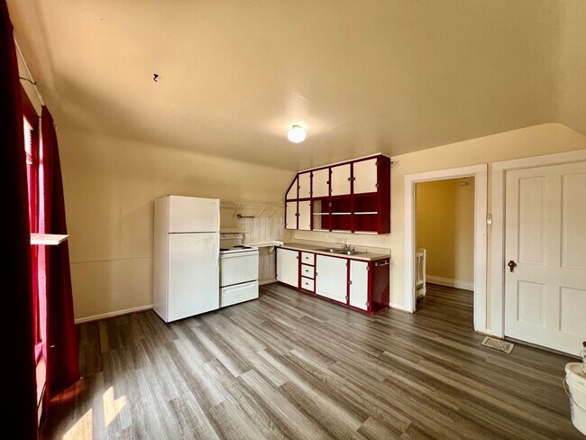 Building Photo - 323 Whiteriver Ave