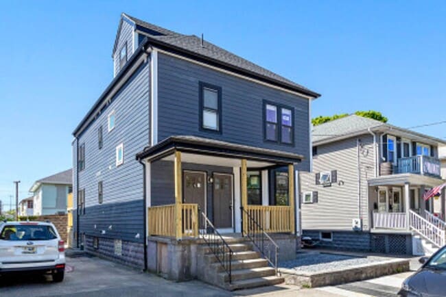 Building Photo - TUFTS 5 bed 5.5 bath - Available 6/1
