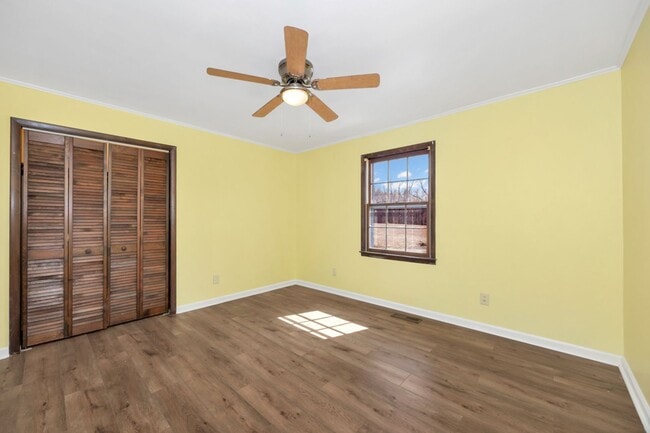 Building Photo - Spacious & Charming in Scottsboro!