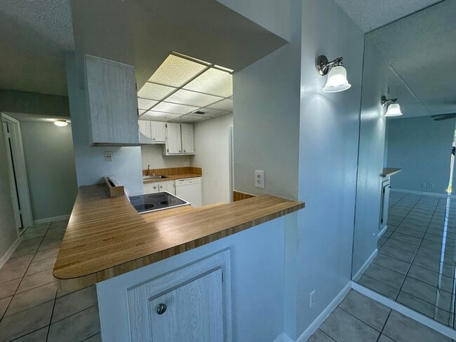 Building Photo - 1799 Fairview Villas Dr