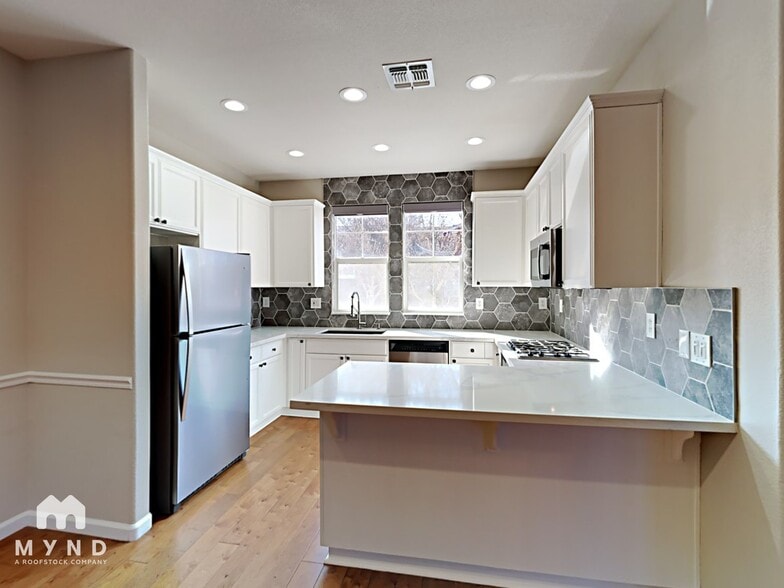 Building Photo - 398 Metro Ln