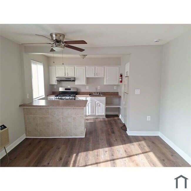 Primary Photo - Top-Floor 2-Bedroom Condo in Southwest DC ...