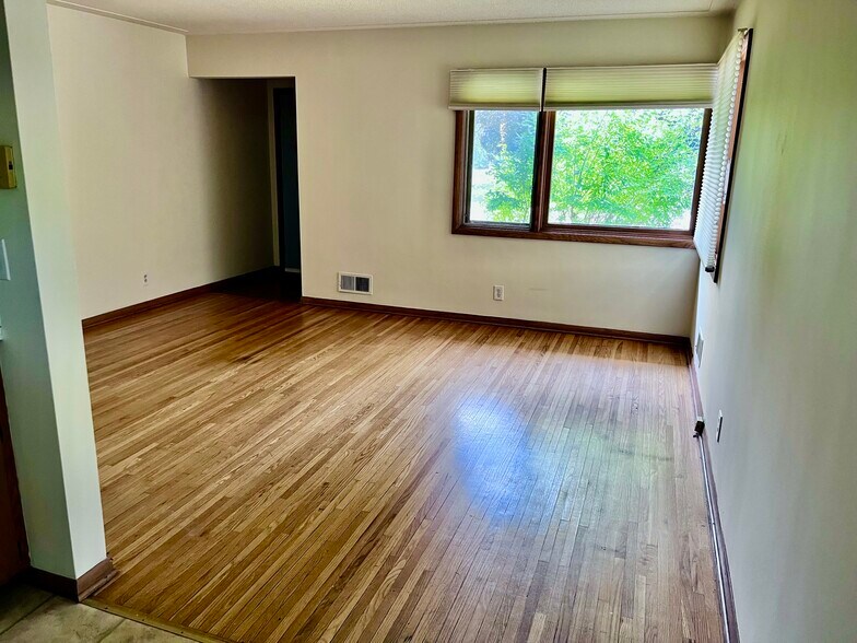Living room - 4206 Valley View Rd