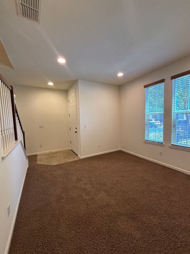 Building Photo - West Roseville Solar! 3 Bedroom, Plus den/...