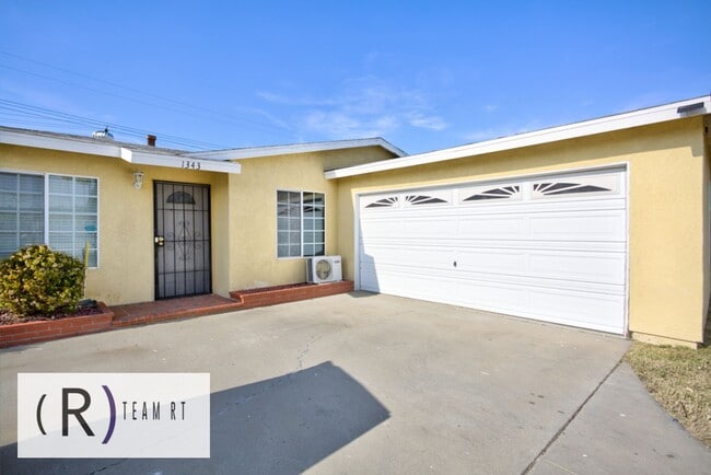 Building Photo - Contemporary Newly Renovated 3 Bedroom 2 Bathroom Residence