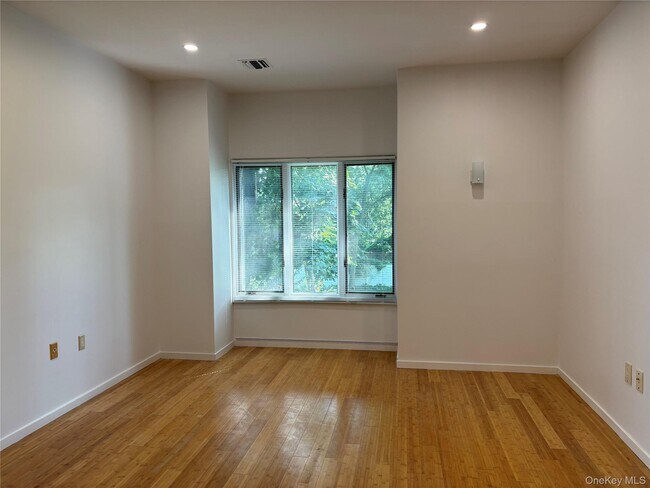 Building Photo - 130 S Middle Neck Rd