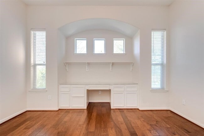 Building Photo - 34 N Longsford Cir